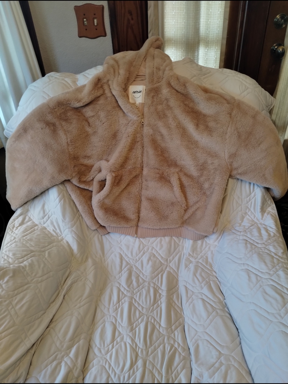 aerie Faux Fur Zip-Up Jacket in Light Taupe Sz Xl